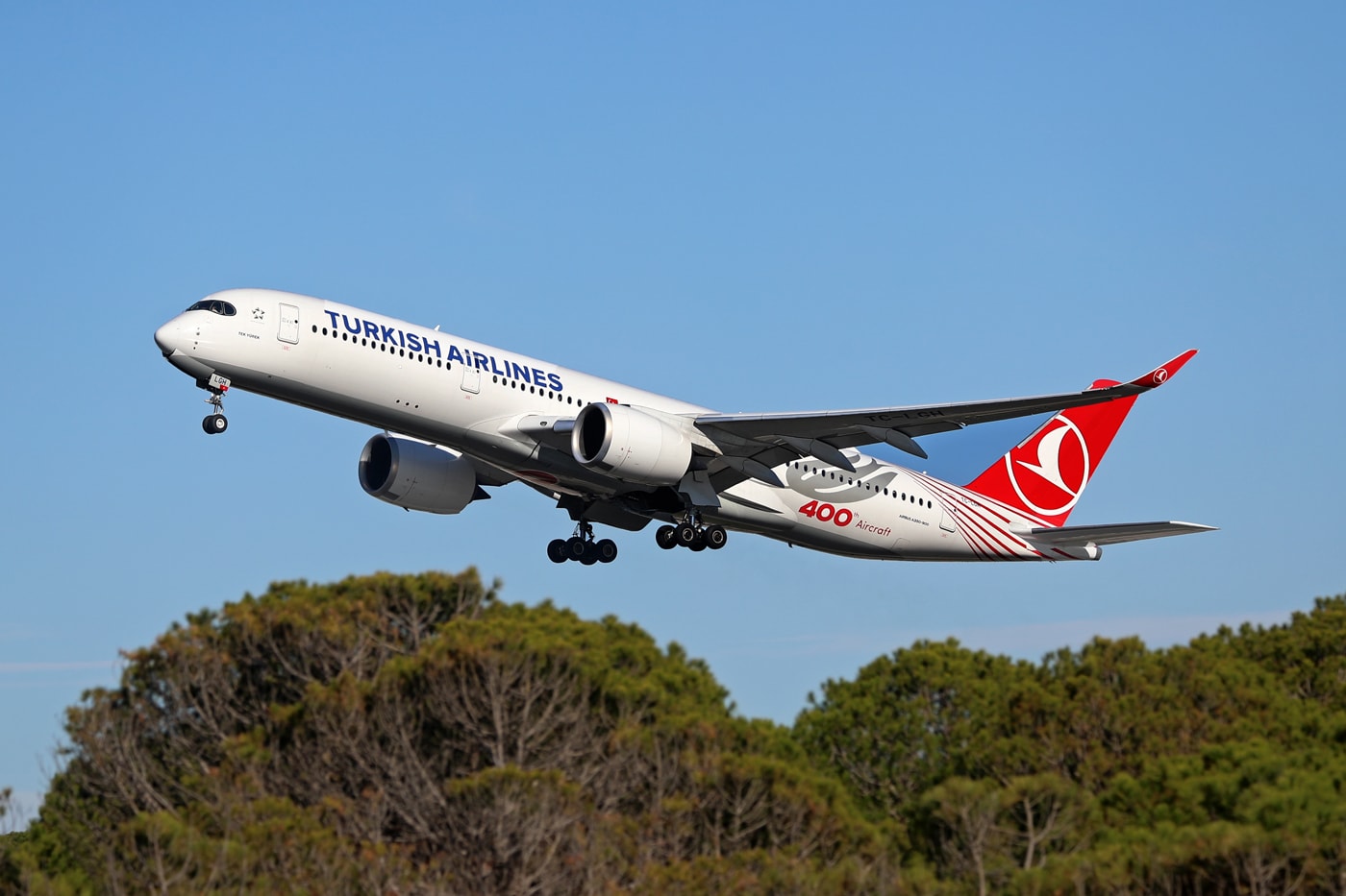 Turkey passenger fine stand up airplane before stopping
