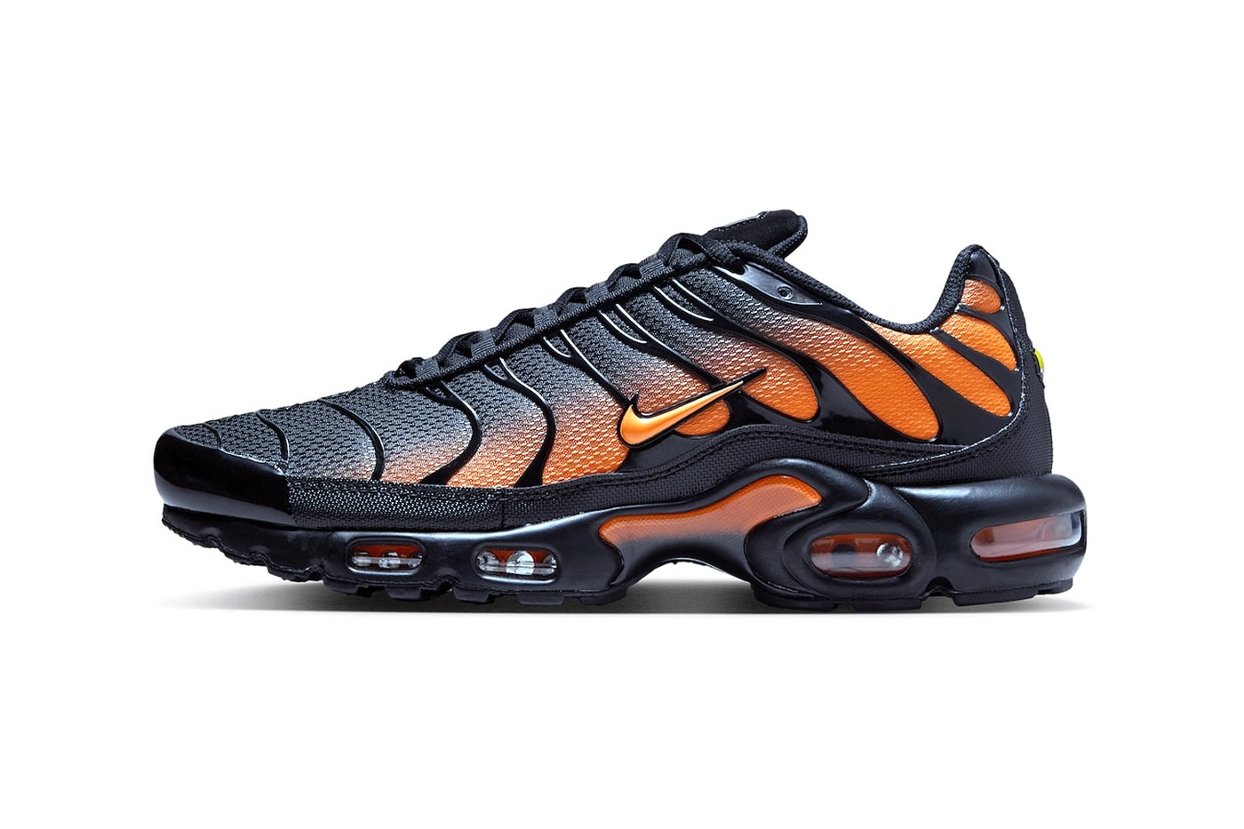 Official Look at the Nike Air Max Plus "Black/Total Orange" DM0032-025 gradient swoosh
