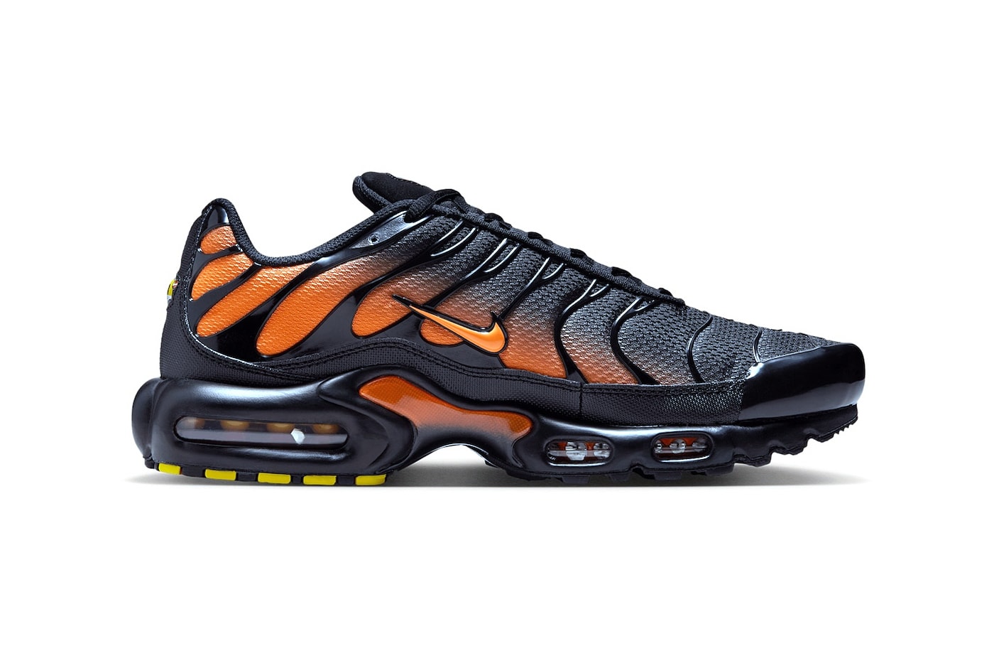 Official Look at the Nike Air Max Plus "Black/Total Orange" DM0032-025 gradient swoosh