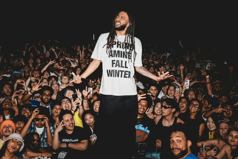 Estas são algumas das melhores camisetas de artistas disponíveis agora Bravado Universal Music Group Aminé Doechii Billie Eilish Kendrick Lamar SZA Rolling Stones KITH Slipknot Tupac Shakur 2Pac Dear Mama band tees merch music festivals Bon Iver Blink 182 Bad Bunny Ice Spice Playboi Carti The Rolling Stones KITH The Weeknd PSG