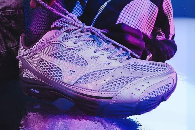 Aurora Meets Aerospace in Mizuno’s MXR “Space Lights” Pack