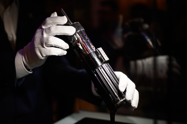 Darth Vader's Lightsaber From 'Star Wars: The Empire Strikes Back' Sells for $3.6 Million USD at Auction return of the jedi luke skywalker Graflex camera flash handle david prowse propstore auction sith