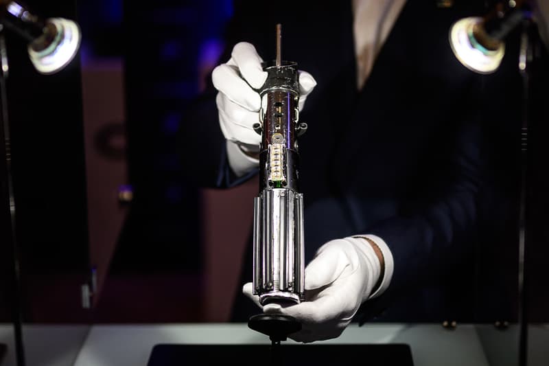 Darth Vader's Lightsaber From 'Star Wars: The Empire Strikes Back' Sells for $3.6 Million USD at Auction return of the jedi luke skywalker Graflex camera flash handle david prowse propstore auction sith