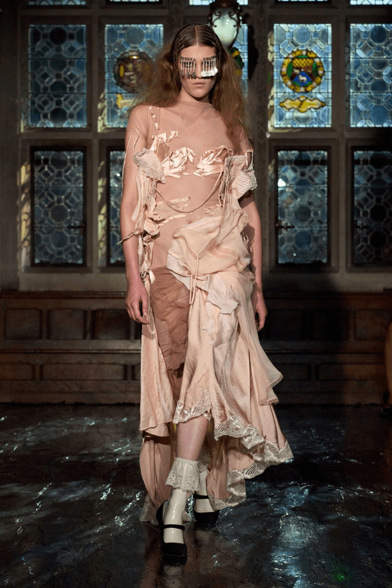 Dilara Findikoglu Closed the Fourth Day of London Fashion Week with Her SS26 Collection, “Cage of Innocence”.