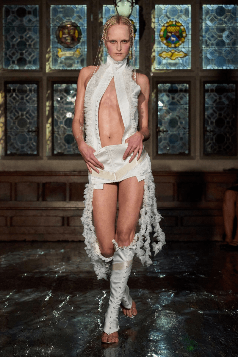 Dilara Findikoglu Closed the Fourth Day of London Fashion Week with Her SS26 Collection, “Cage of Innocence”.