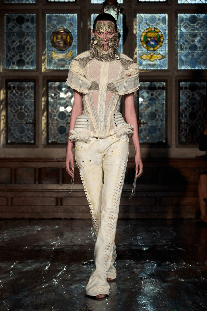 Dilara Findikoglu Closed the Fourth Day of London Fashion Week with Her SS26 Collection, “Cage of Innocence”.