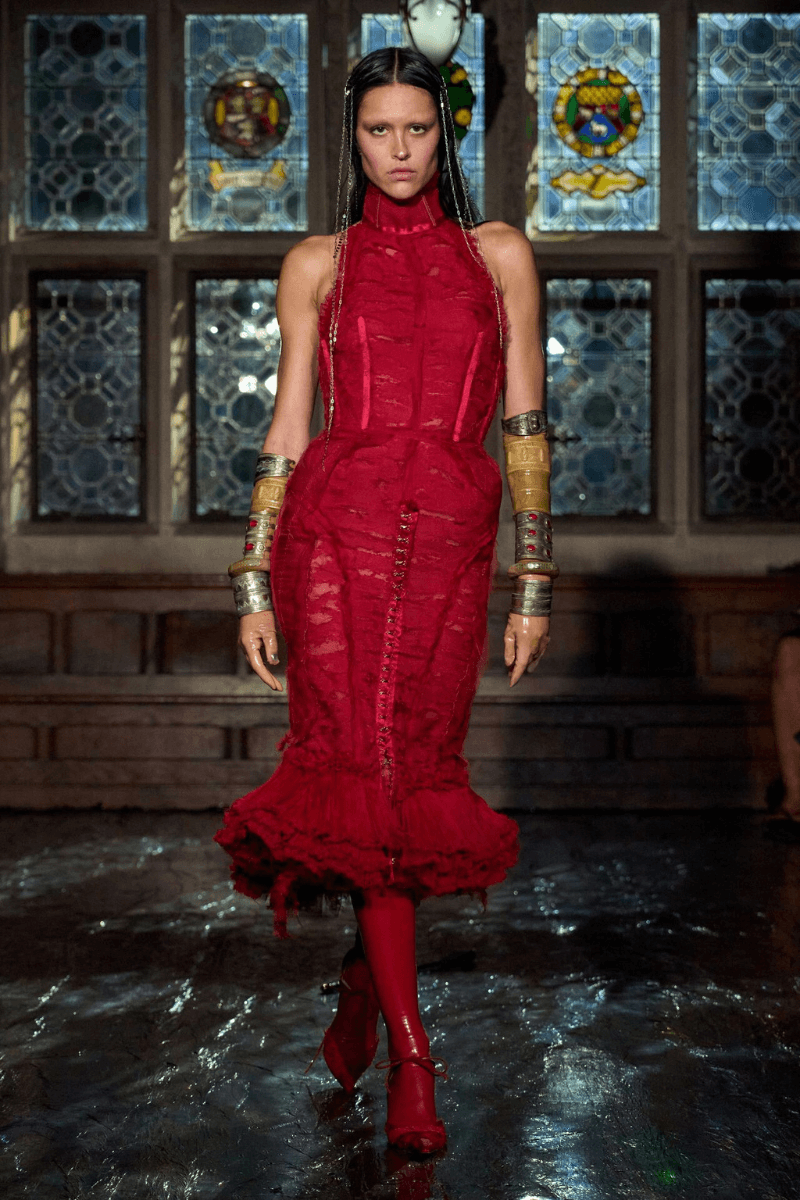 Dilara Findikoglu Closed the Fourth Day of London Fashion Week with Her SS26 Collection, “Cage of Innocence”.