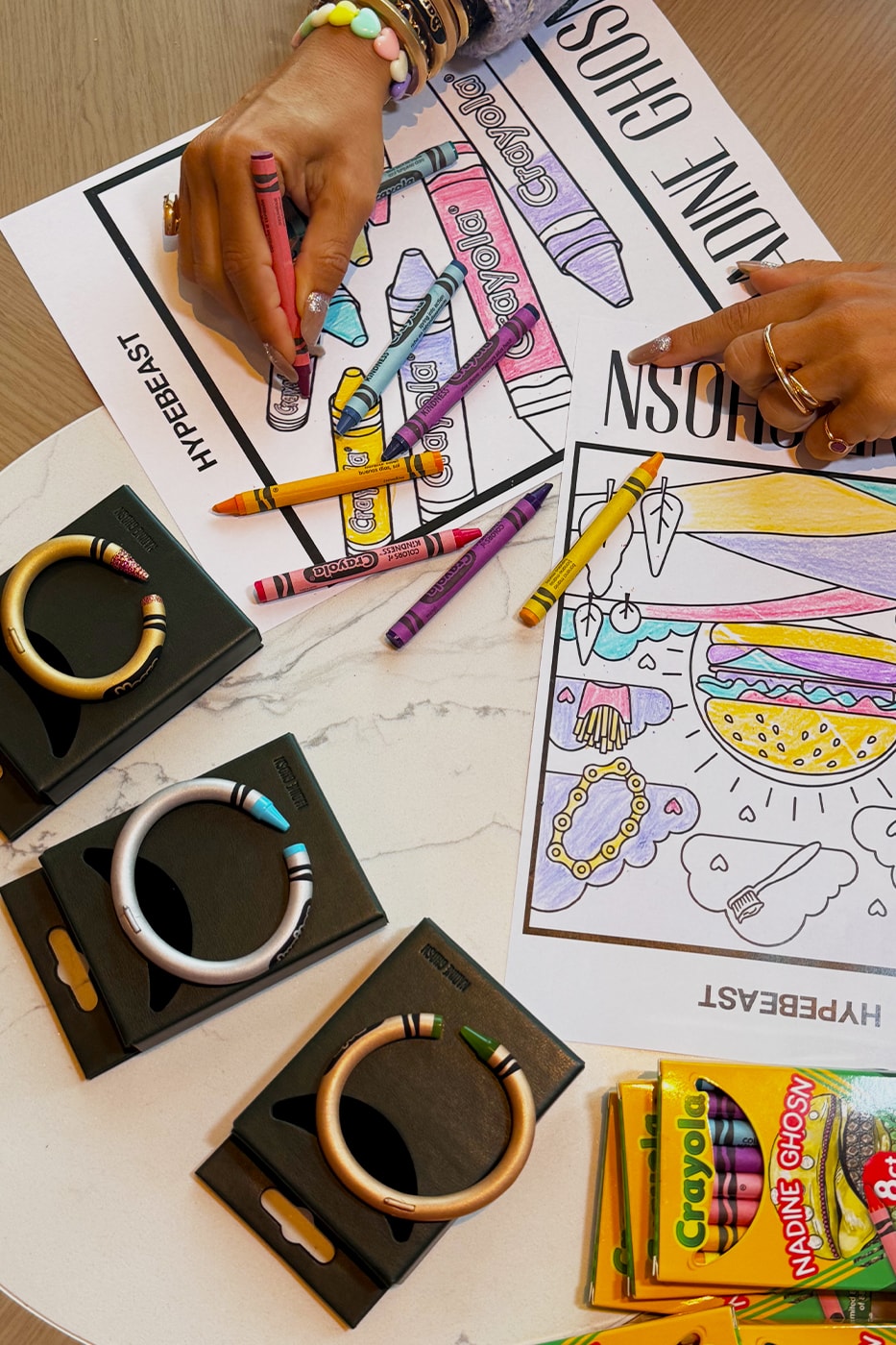 Nadine Ghosn presenta la collaborazione in edizione limitata con Crayola: la designer di alta gioielleria nota per l'Hamburger Ring e i Crayon Bracelets personalizzabili, amata da Drake, Justin Bieber ed Ed Sheeran