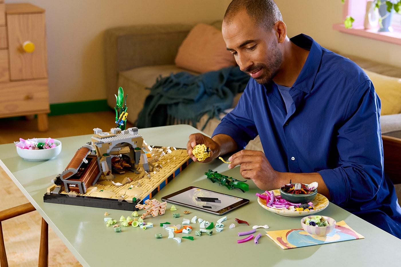 An Underwater Utopia: LEGO® Icons Launches Tropical Aquarium swimming fish kinetic crab