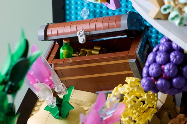 An Underwater Utopia: LEGO® Icons Launches Tropical Aquarium swimming fish kinetic crab