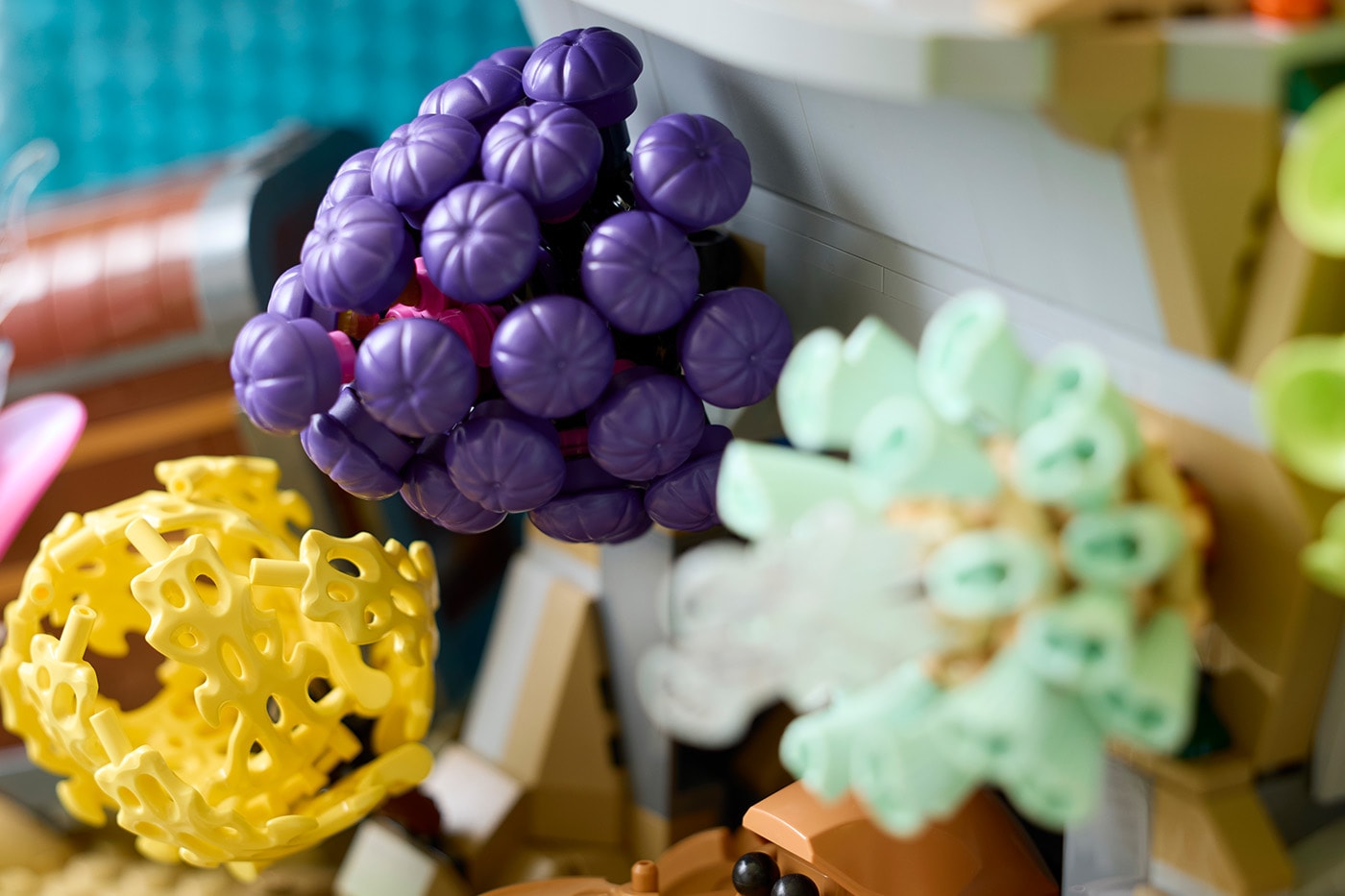 An Underwater Utopia: LEGO® Icons Launches Tropical Aquarium swimming fish kinetic crab