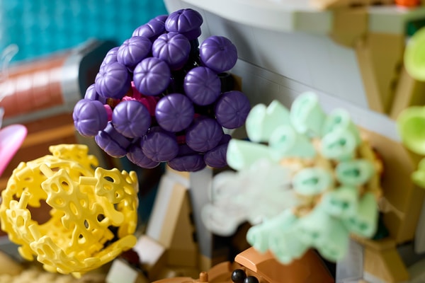 An Underwater Utopia: LEGO® Icons Launches Tropical Aquarium swimming fish kinetic crab