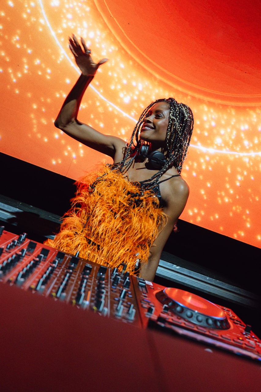 glo hilo heating stick bat rome the circle pop-up culture launch party STROBOSCOPE MOTOREFISICO OUCHHH ai display light 