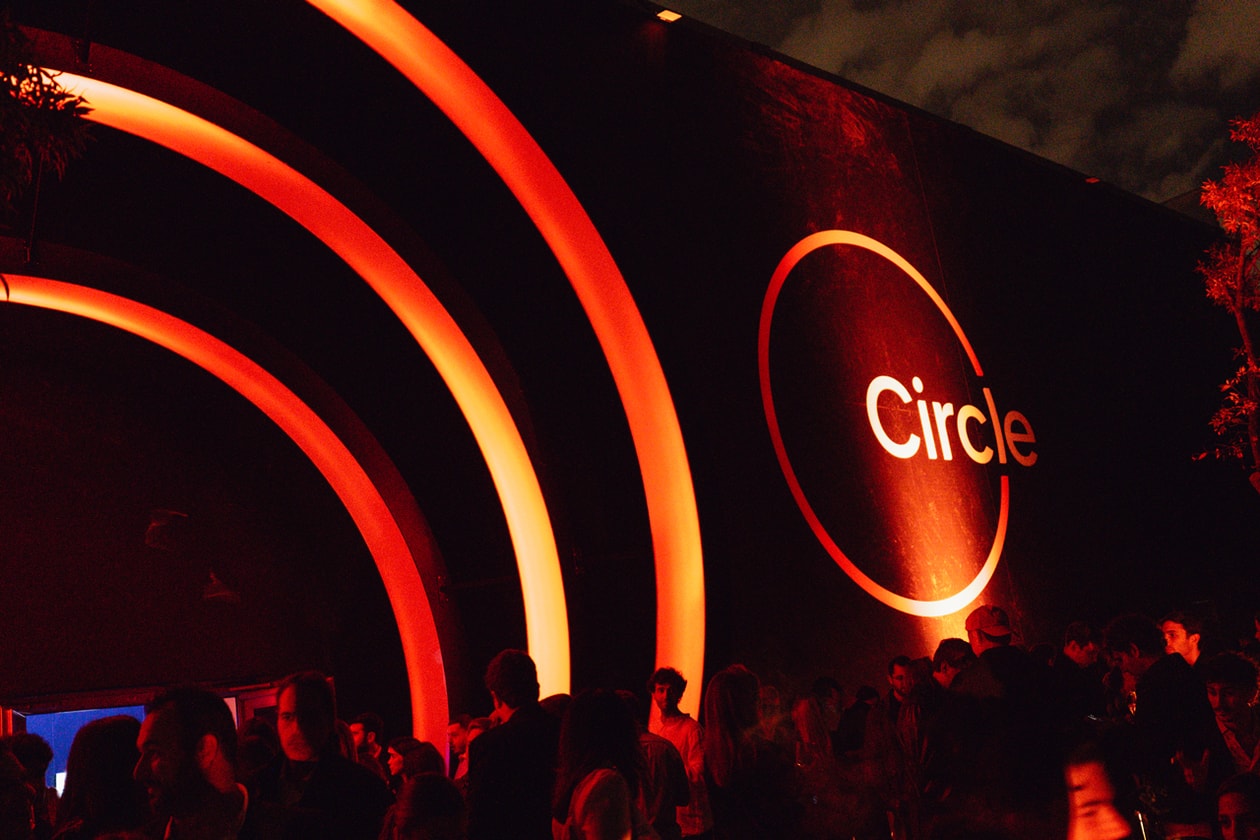 glo hilo heating stick bat rome the circle pop-up culture launch party STROBOSCOPE MOTOREFISICO OUCHHH ai display light 