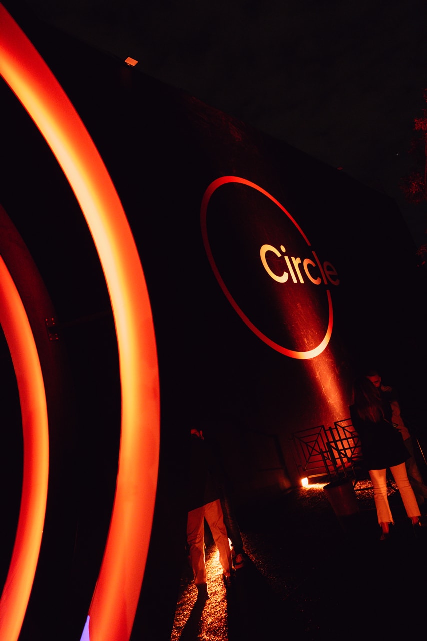 glo hilo heating stick bat rome the circle pop-up culture launch party STROBOSCOPE MOTOREFISICO OUCHHH ai display light 