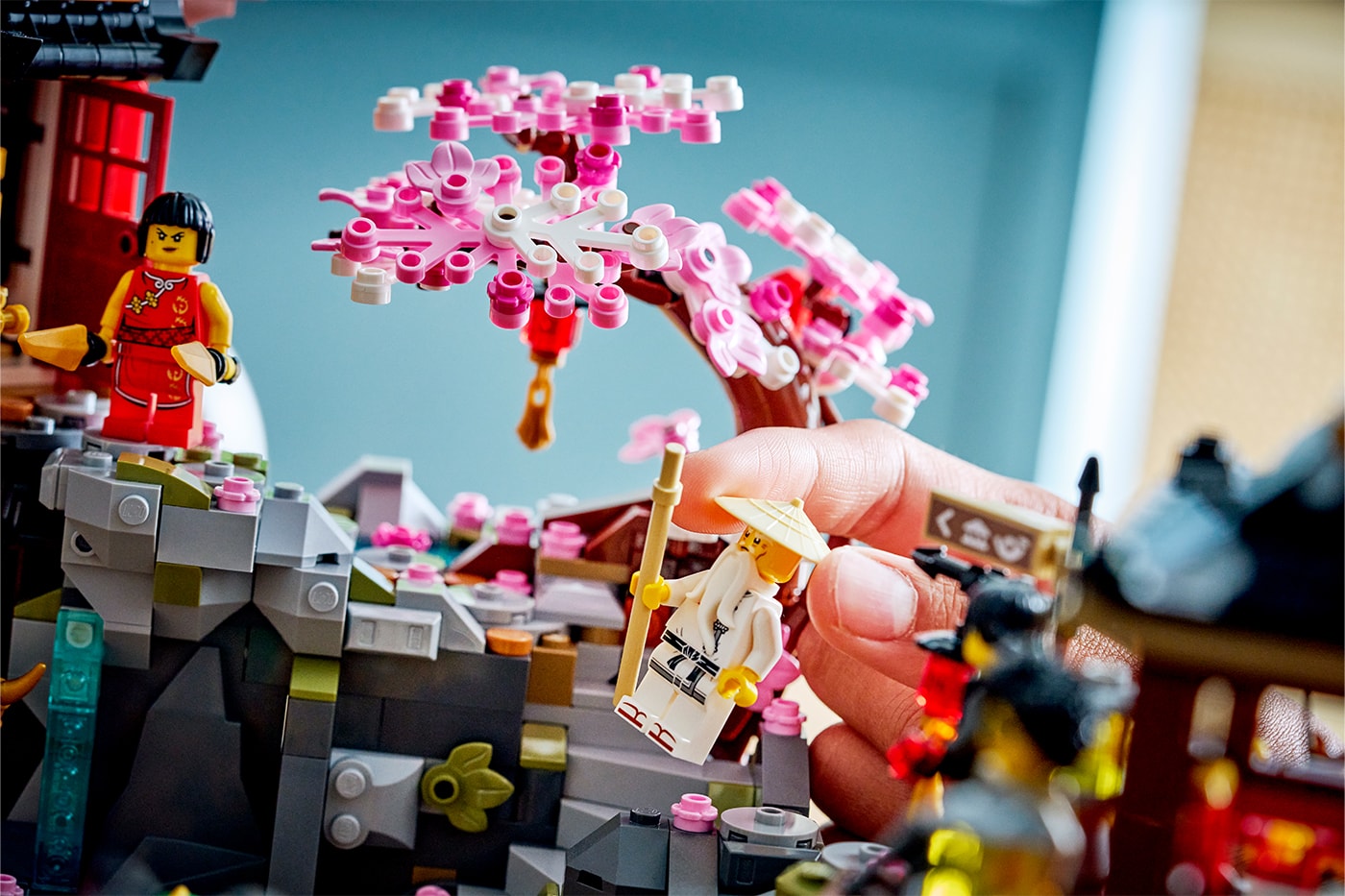 LEGO® NINJAGO® Unveils the 15th Anniversary "The Old Town" Set 23 minifigures toys Young Wu, Young Garmadon, and The First Spinjitzu Master