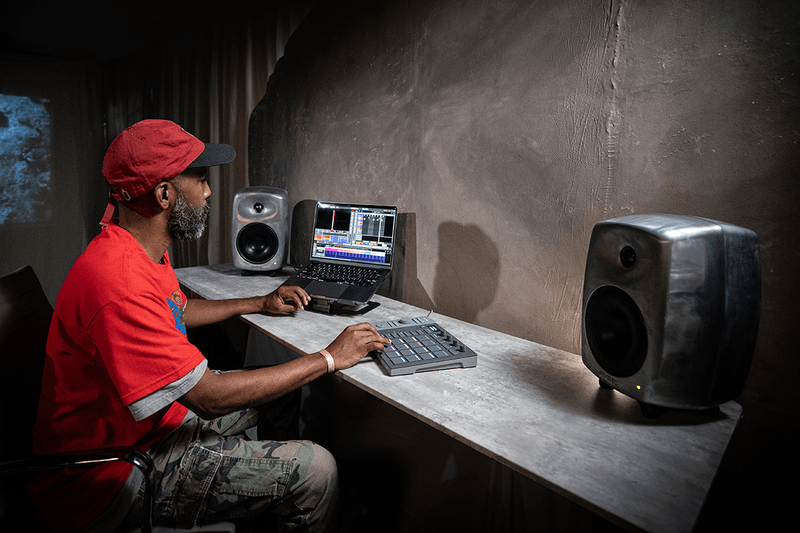 Serato Debuts 'SLAB' – Its First Standalone Beatmaking Device akai mpc live iii native instruments daw music production