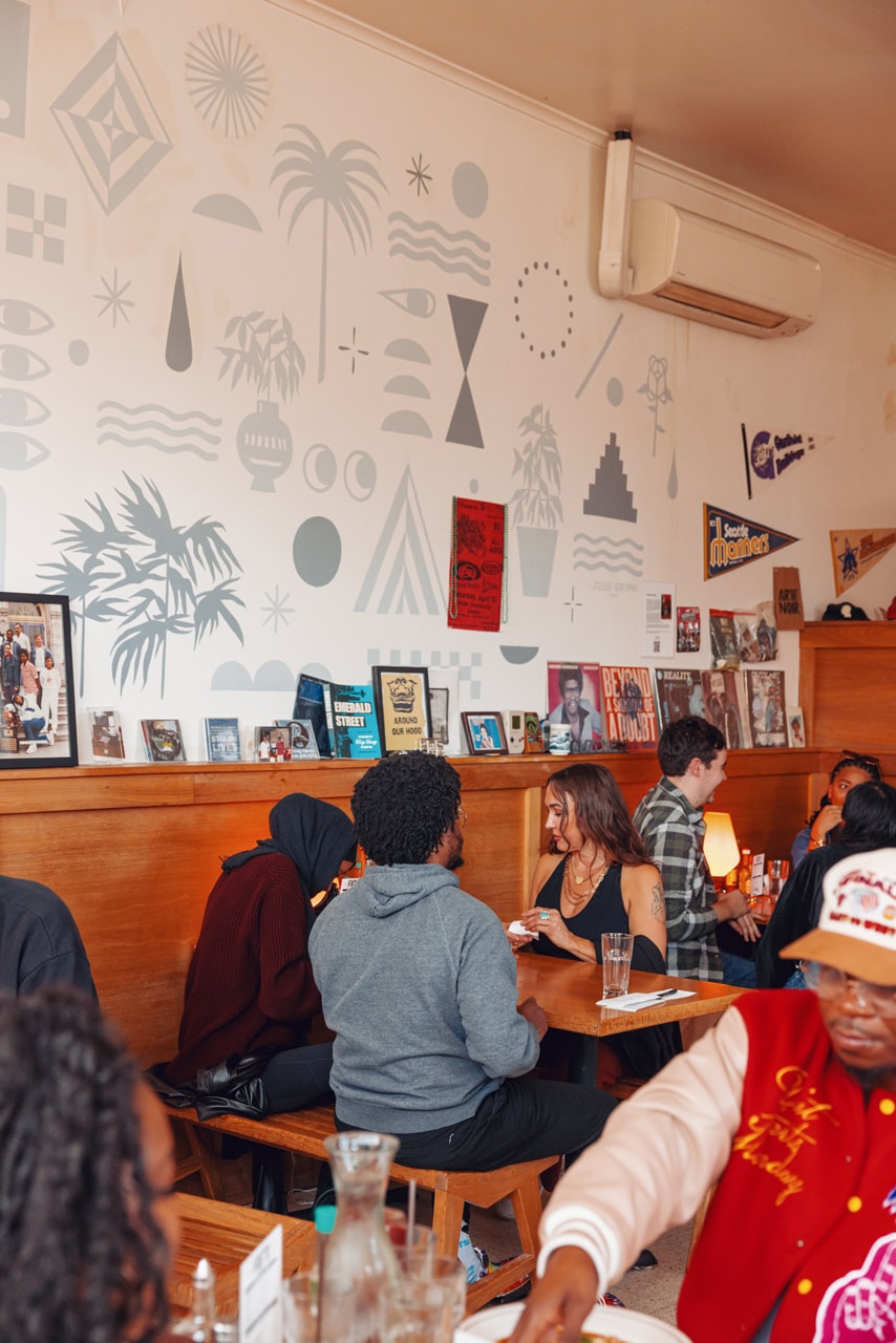 Guía de viajes de Seattle - El amigo de la familia Maneki Butchers mesa en la comodidad de Bonito Café y Mercadito Frida, el equipo local número 35 de Northern Yucca Tea