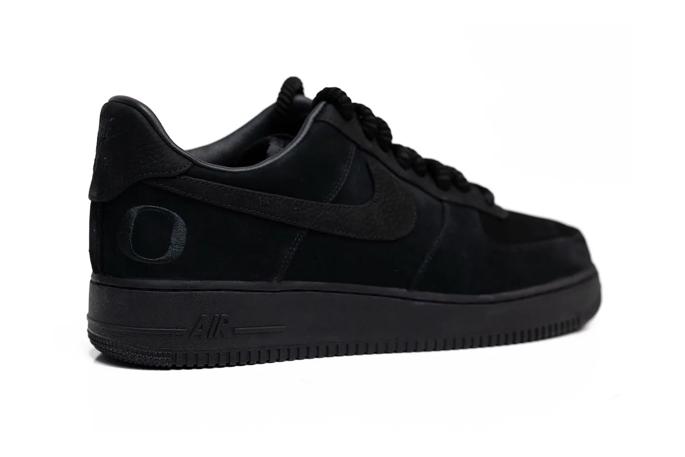 Oregon Ducks Unveil Exclusive Nike Air Force 1 "Stealth Premium" PE football player exclusive swoosh af1 all-black
