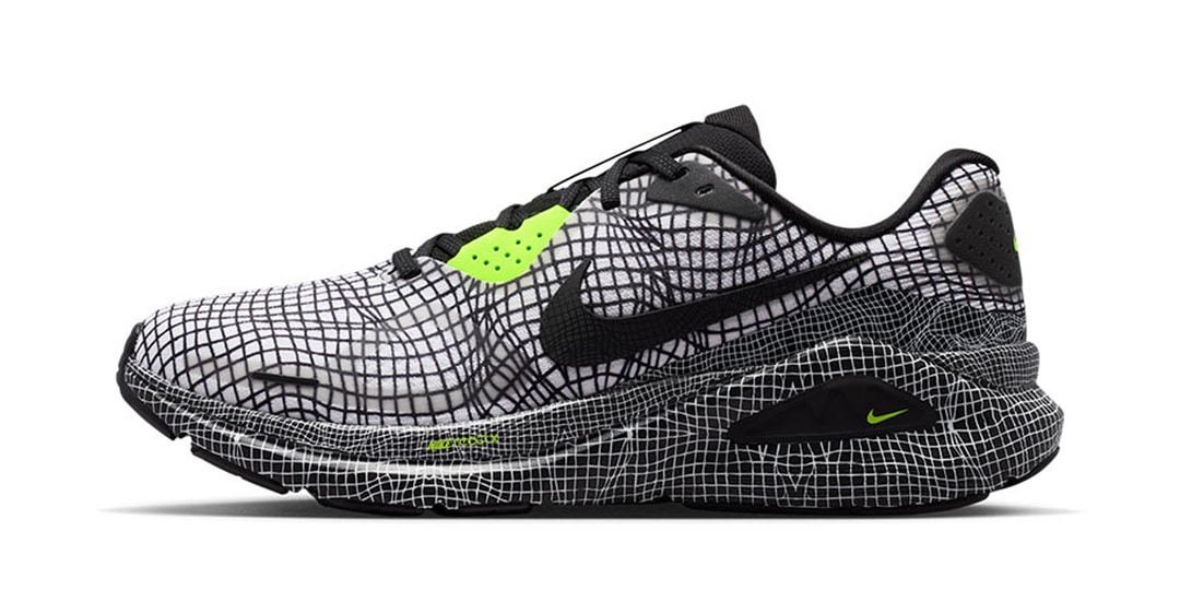 Official Look at the Nike Structure 26 "Black/Volt"
