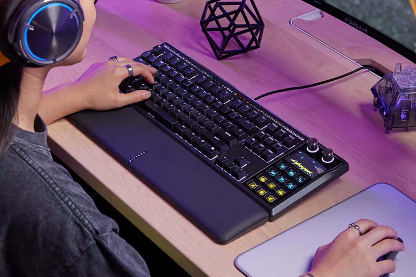 Corsair Galleon 100 SD mechanical gaming keyboard with integrated Steam Deck, 12 LCD keys and 5-inch display for streamers