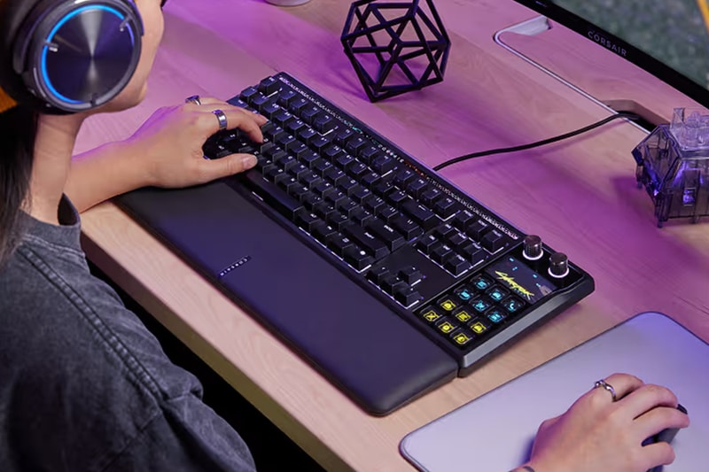 Corsair Galleon 100 SD mechanical gaming keyboard with integrated Steam Deck, 12 LCD keys and 5-inch display for streamers
