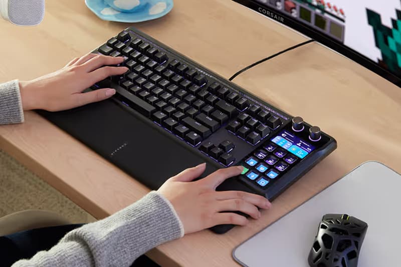 Corsair Galleon 100 SD mechanical gaming keyboard with integrated Steam Deck, 12 LCD keys and 5-inch display for streamers