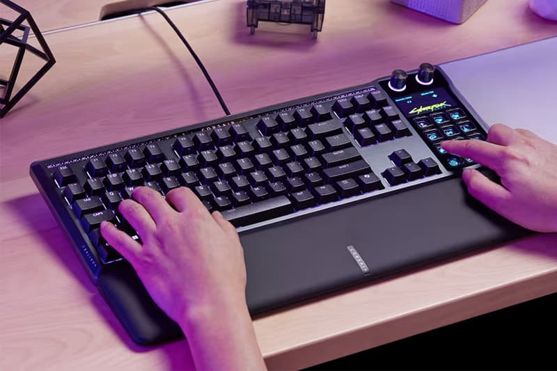 Corsair Galleon 100 SD mechanical gaming keyboard with integrated Steam Deck, 12 LCD keys and 5-inch display for streamers