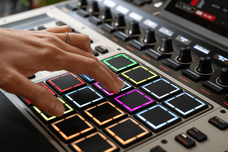 Akai MPC XL Standalone Music Production alphatheta serato andy mac j dilla native instruments daw 