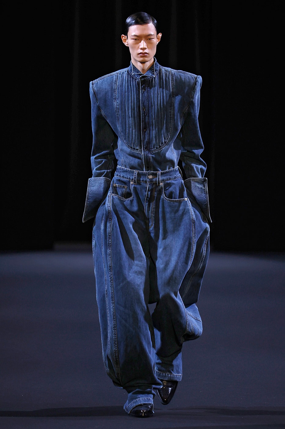 JUUN.J Fall/Winter 2026 Paris Fashion Week Runway Collection Alpinestars RSRV