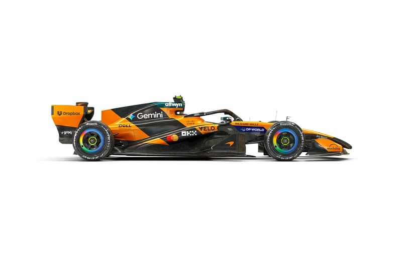 Автомобиль McLaren MCL40 2026 Формулы-1 в черно-черной ливрее папайи представлен на презентации в Бахрейне вместе с Норрисом и Пиастри