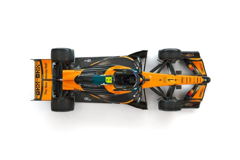 Автомобиль McLaren MCL40 2026 Формулы-1 в черно-черной ливрее папайи представлен на презентации в Бахрейне вместе с Норрисом и Пиастри