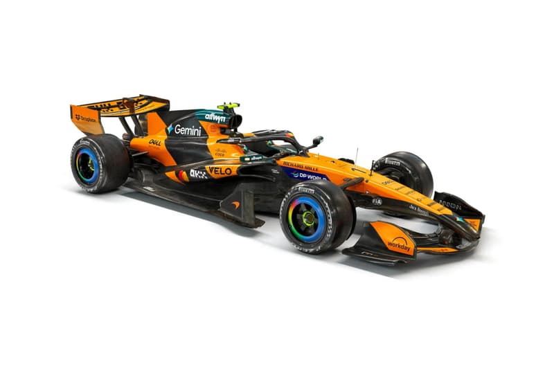 Автомобиль McLaren MCL40 2026 Формулы-1 в черно-черной ливрее папайи представлен на презентации в Бахрейне вместе с Норрисом и Пиастри