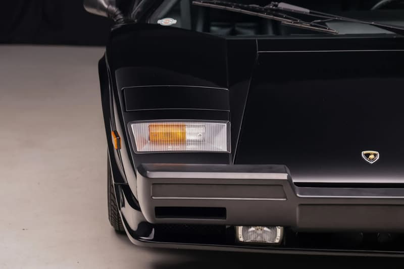 На рынок выходит Lamborghini Countach 5000 QV 1988 года с пробегом 2100 миль и представляет собой пример суперкаров с прицепом.