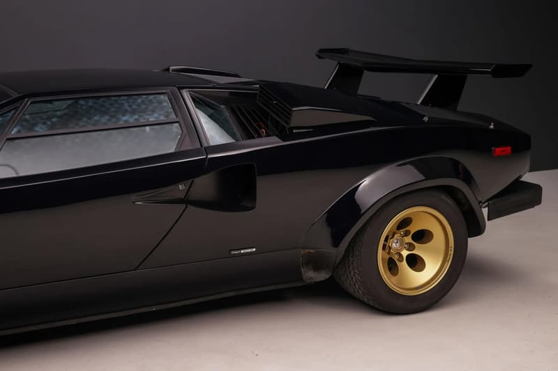 На рынок выходит Lamborghini Countach 5000 QV 1988 года с пробегом 2100 миль и представляет собой пример суперкаров с прицепом.