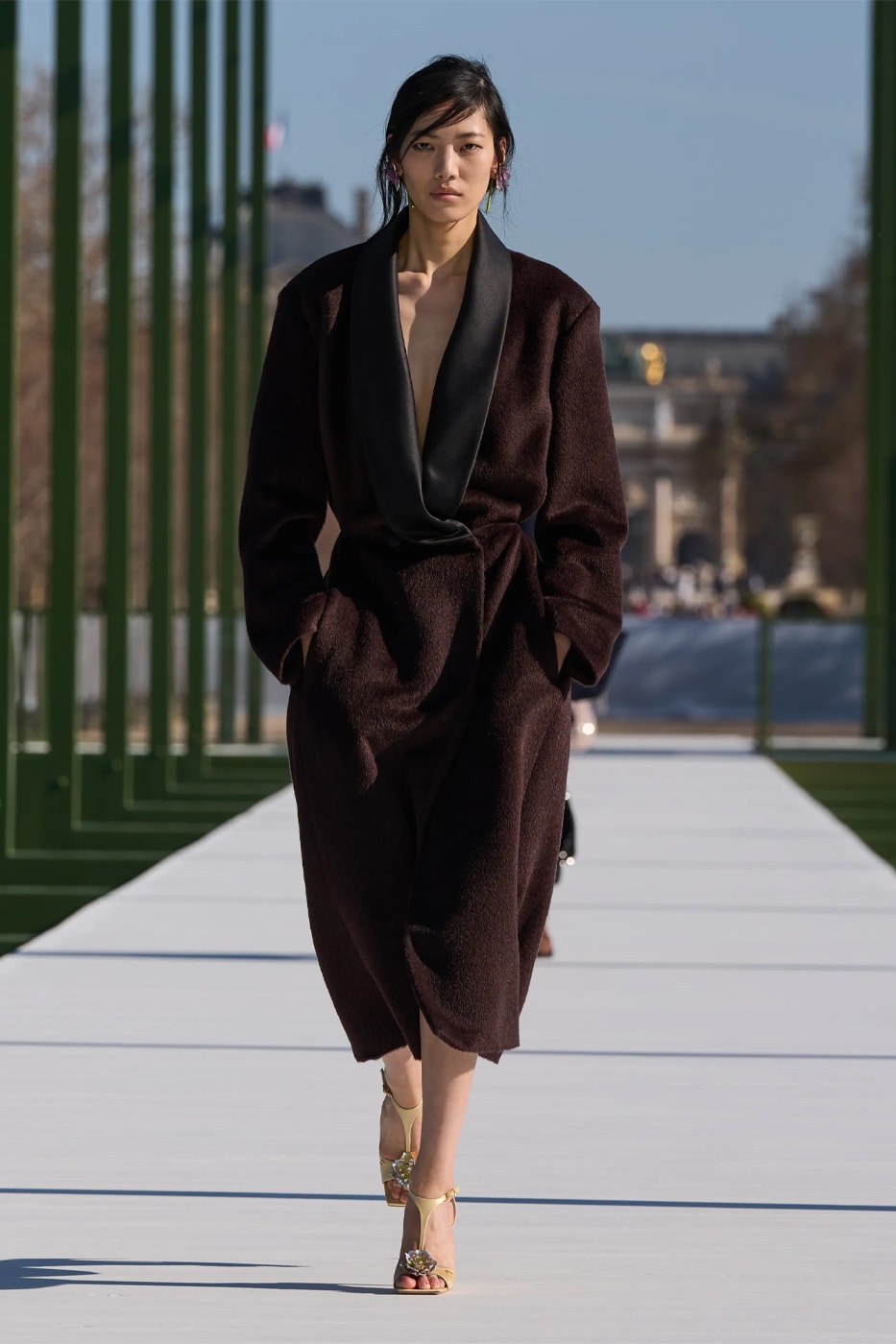 Dior FW26 Reimagines the Parisian Promenade Under Jonathan Anderson paris fashion week runway collection pfw 