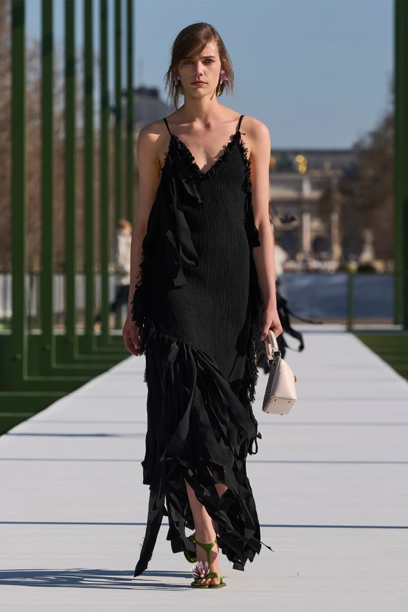 Dior FW26 Reimagines the Parisian Promenade Under Jonathan Anderson paris fashion week runway collection pfw 