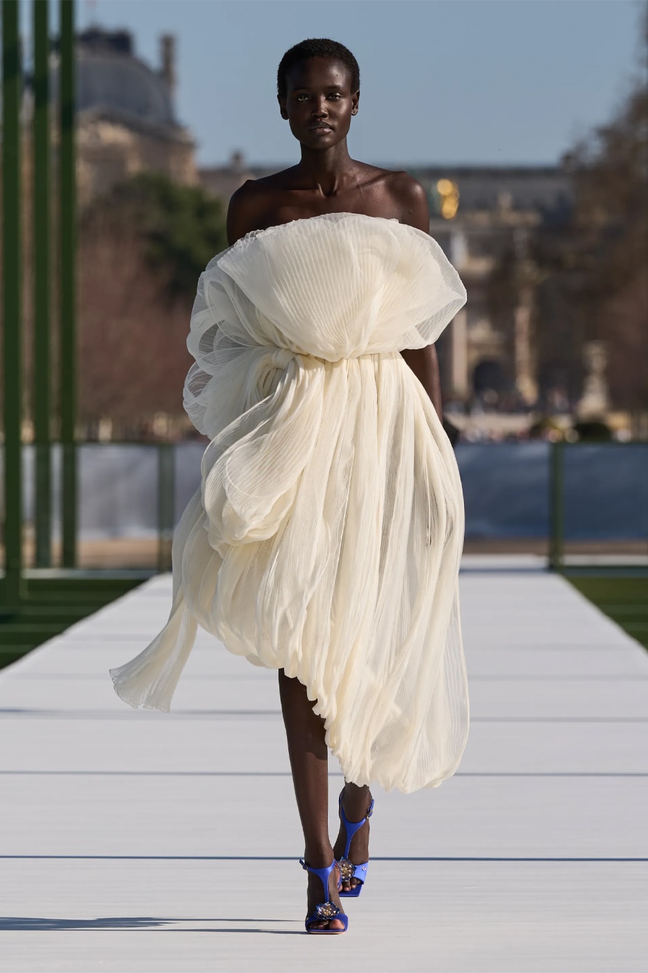 Dior FW26 Reimagines the Parisian Promenade Under Jonathan Anderson paris fashion week runway collection pfw 