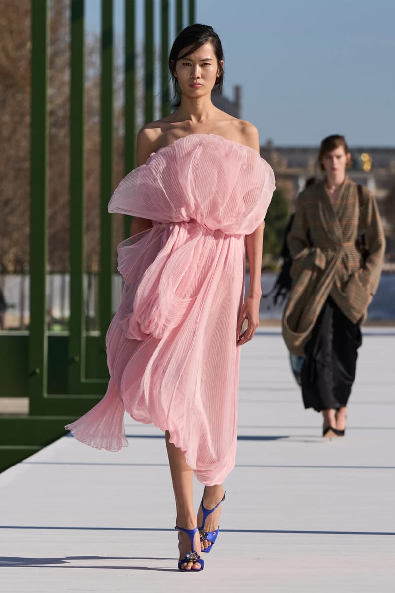 Dior FW26 Reimagines the Parisian Promenade Under Jonathan Anderson paris fashion week runway collection pfw 