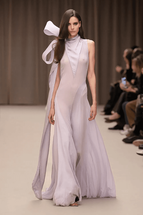 Alexander McQueen Fall/Winter 2026 at Paris Fashion Week | Hypebeast Alexander McQueen Fall/Winter 2026 at Paris Fashion Week | Hypebeast