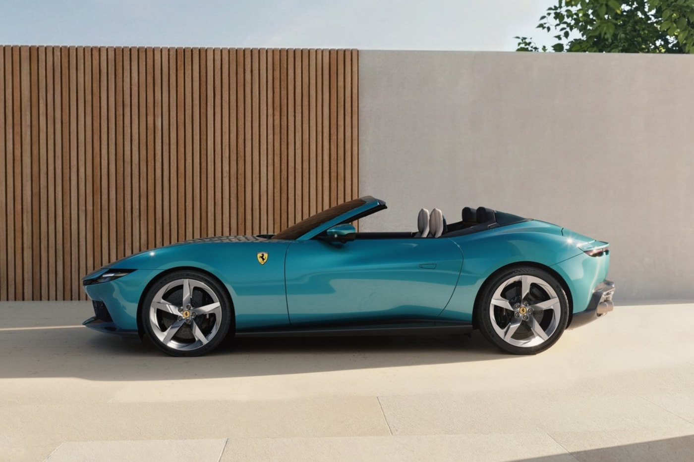 Ferrari Amalfi Spider rosso tramonto verde costiera Reveal Release Info