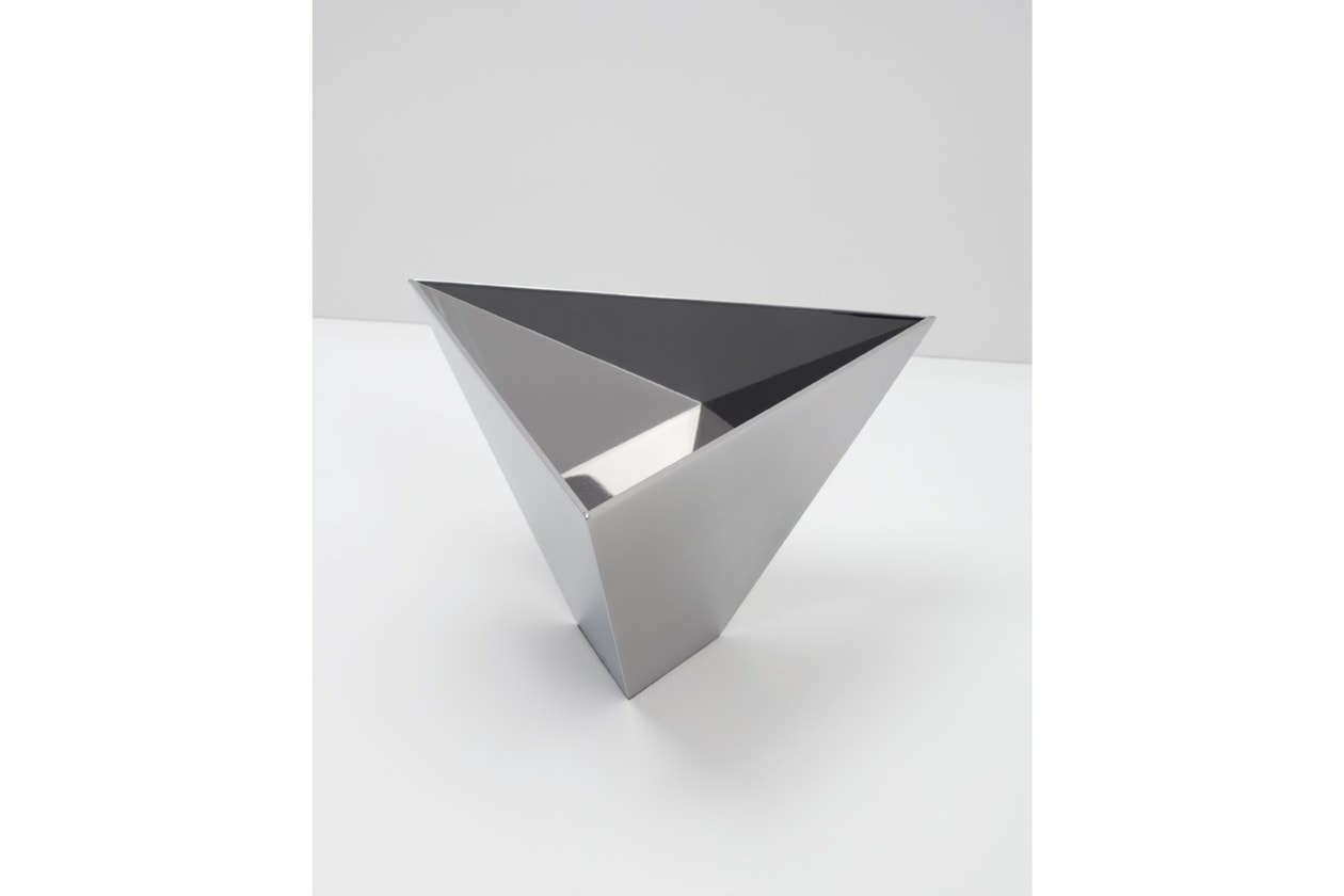 Botol parfum Comme Des Garcons Parfums kolaborasi Meg Webster terinspirasi earthworks dan aroma tanah basah