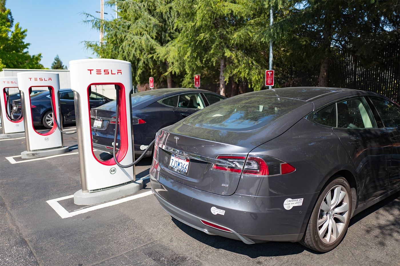 Illustration of Tesla’s trailer-mounted dual-battery range extender concept with auxiliary pack linked to the main EV battery