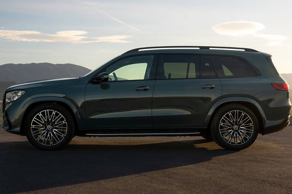 2027 Mercedes-Benz GLS-Class SUV with updated design, flat-plane-crank V-8 powertrain, and dashboard-spanning Superscreen interior display