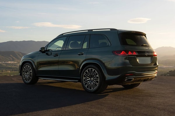 2027 Mercedes-Benz GLS-Class SUV with updated design, flat-plane-crank V-8 powertrain, and dashboard-spanning Superscreen interior display