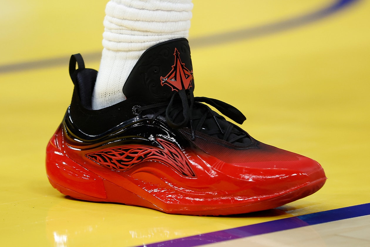 NBA 和 WNBA 2026 年簽名戰靴清單：Aaron Gordon 361 AG 6、A’ja Wilson Nike A’Two、Andrew Wiggins Peak AW4、Angel Reese Reebok Angel Reese 1、Anthony Edwards adidas Anthony Edwards 2、Austin Reaves Rigorer AR3、Breanna Stewart PUMA Stewie 5、Damian Lillard adidas Dame X、De’Aaron Fox Under Armour Curry Fox 2、Devin Booker Nike BOOK 2、Donovan Mitchell adidas D.O.N. Issue #7、Giannis Antetokounmpo Nike Zoom Freak 8、Ja Morant Nike Ja 3、Jacy Sheldon Holo JS:01、James Harden adidas Harden Vol. 10、Jaylen Brown 741 Performance Rover、Jayson Tatum Jordan Tatum 4、Jimmy Butler Li-Ning JB4、Joel Embiid Skechers SKX JE1、JuJu Watkins Nike LeBron NXXT Gen by JuJu、Kawhi Leonard New Balance KAWHI V、Kevin Durant Nike KD19、Klay Thompson ANTA KT 11、Kyrie Irving ANTA KAI 3、LaMelo Ball PUMA MB.05、LeBron James Nike LeBron 23、Luka Dončić Jordan Luka 5、Nikola Jokić 361 Joker 2、Sabrina Ionescu Nike Sabrina 4、Scoot Henderson PUMA Scoot Zeros III、Shai Gilgeous-Alexander Converse SHAI 001 Lux、Stephen Curry Under Armour Curry 13、Tyrese Haliburton PUMA Hali 1