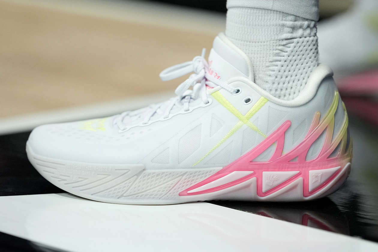 NBA 和 WNBA 2026 年簽名戰靴清單：Aaron Gordon 361 AG 6、A’ja Wilson Nike A’Two、Andrew Wiggins Peak AW4、Angel Reese Reebok Angel Reese 1、Anthony Edwards adidas Anthony Edwards 2、Austin Reaves Rigorer AR3、Breanna Stewart PUMA Stewie 5、Damian Lillard adidas Dame X、De’Aaron Fox Under Armour Curry Fox 2、Devin Booker Nike BOOK 2、Donovan Mitchell adidas D.O.N. Issue #7、Giannis Antetokounmpo Nike Zoom Freak 8、Ja Morant Nike Ja 3、Jacy Sheldon Holo JS:01、James Harden adidas Harden Vol. 10、Jaylen Brown 741 Performance Rover、Jayson Tatum Jordan Tatum 4、Jimmy Butler Li-Ning JB4、Joel Embiid Skechers SKX JE1、JuJu Watkins Nike LeBron NXXT Gen by JuJu、Kawhi Leonard New Balance KAWHI V、Kevin Durant Nike KD19、Klay Thompson ANTA KT 11、Kyrie Irving ANTA KAI 3、LaMelo Ball PUMA MB.05、LeBron James Nike LeBron 23、Luka Dončić Jordan Luka 5、Nikola Jokić 361 Joker 2、Sabrina Ionescu Nike Sabrina 4、Scoot Henderson PUMA Scoot Zeros III、Shai Gilgeous-Alexander Converse SHAI 001 Lux、Stephen Curry Under Armour Curry 13、Tyrese Haliburton PUMA Hali 1