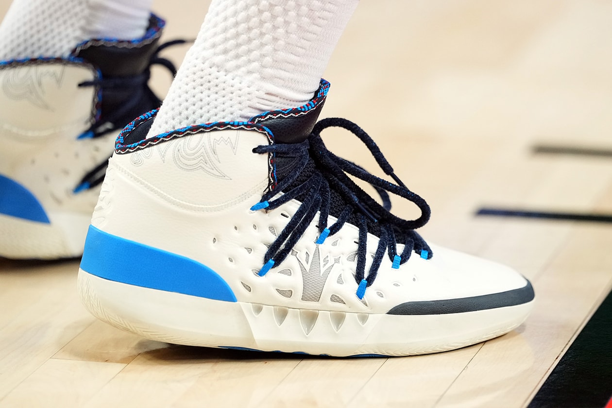 NBA 和 WNBA 2026 年簽名戰靴清單：Aaron Gordon 361 AG 6、A’ja Wilson Nike A’Two、Andrew Wiggins Peak AW4、Angel Reese Reebok Angel Reese 1、Anthony Edwards adidas Anthony Edwards 2、Austin Reaves Rigorer AR3、Breanna Stewart PUMA Stewie 5、Damian Lillard adidas Dame X、De’Aaron Fox Under Armour Curry Fox 2、Devin Booker Nike BOOK 2、Donovan Mitchell adidas D.O.N. Issue #7、Giannis Antetokounmpo Nike Zoom Freak 8、Ja Morant Nike Ja 3、Jacy Sheldon Holo JS:01、James Harden adidas Harden Vol. 10、Jaylen Brown 741 Performance Rover、Jayson Tatum Jordan Tatum 4、Jimmy Butler Li-Ning JB4、Joel Embiid Skechers SKX JE1、JuJu Watkins Nike LeBron NXXT Gen by JuJu、Kawhi Leonard New Balance KAWHI V、Kevin Durant Nike KD19、Klay Thompson ANTA KT 11、Kyrie Irving ANTA KAI 3、LaMelo Ball PUMA MB.05、LeBron James Nike LeBron 23、Luka Dončić Jordan Luka 5、Nikola Jokić 361 Joker 2、Sabrina Ionescu Nike Sabrina 4、Scoot Henderson PUMA Scoot Zeros III、Shai Gilgeous-Alexander Converse SHAI 001 Lux、Stephen Curry Under Armour Curry 13、Tyrese Haliburton PUMA Hali 1