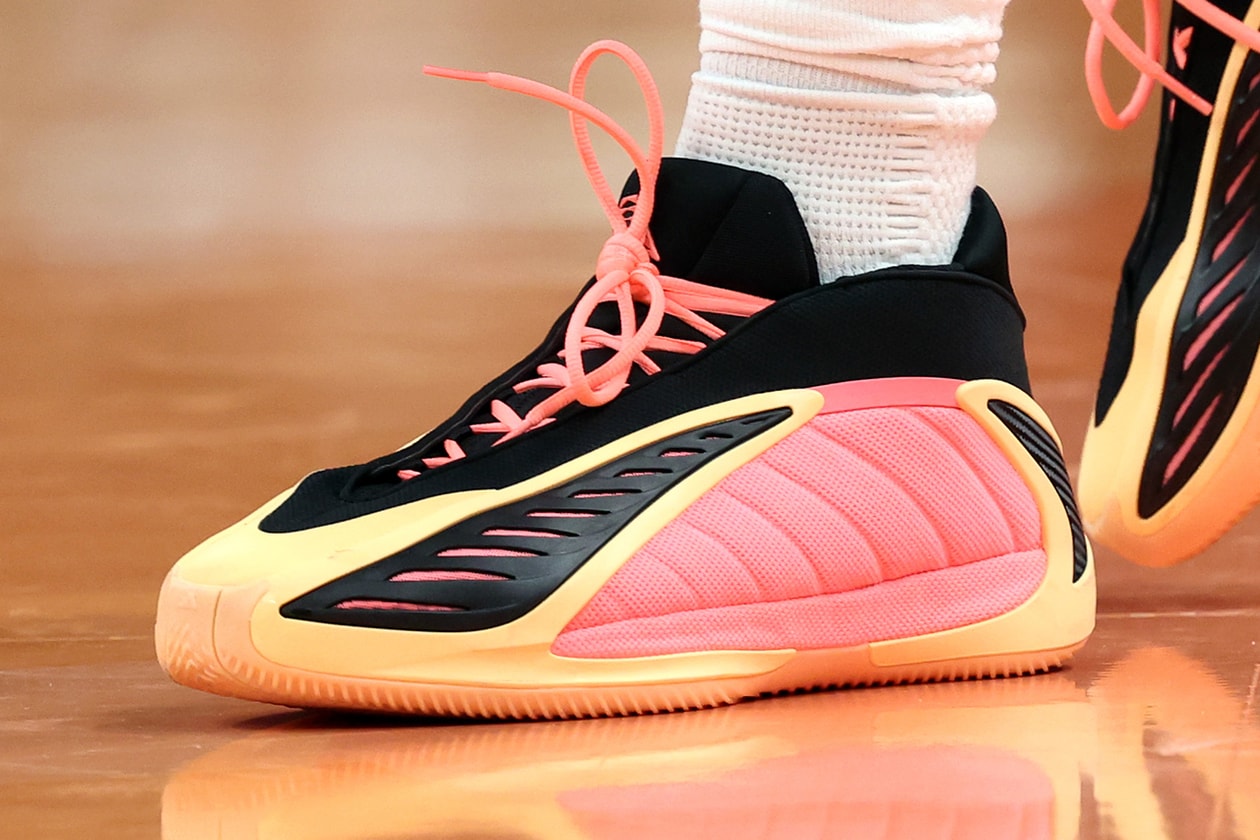 NBA 和 WNBA 2026 年簽名戰靴清單：Aaron Gordon 361 AG 6、A’ja Wilson Nike A’Two、Andrew Wiggins Peak AW4、Angel Reese Reebok Angel Reese 1、Anthony Edwards adidas Anthony Edwards 2、Austin Reaves Rigorer AR3、Breanna Stewart PUMA Stewie 5、Damian Lillard adidas Dame X、De’Aaron Fox Under Armour Curry Fox 2、Devin Booker Nike BOOK 2、Donovan Mitchell adidas D.O.N. Issue #7、Giannis Antetokounmpo Nike Zoom Freak 8、Ja Morant Nike Ja 3、Jacy Sheldon Holo JS:01、James Harden adidas Harden Vol. 10、Jaylen Brown 741 Performance Rover、Jayson Tatum Jordan Tatum 4、Jimmy Butler Li-Ning JB4、Joel Embiid Skechers SKX JE1、JuJu Watkins Nike LeBron NXXT Gen by JuJu、Kawhi Leonard New Balance KAWHI V、Kevin Durant Nike KD19、Klay Thompson ANTA KT 11、Kyrie Irving ANTA KAI 3、LaMelo Ball PUMA MB.05、LeBron James Nike LeBron 23、Luka Dončić Jordan Luka 5、Nikola Jokić 361 Joker 2、Sabrina Ionescu Nike Sabrina 4、Scoot Henderson PUMA Scoot Zeros III、Shai Gilgeous-Alexander Converse SHAI 001 Lux、Stephen Curry Under Armour Curry 13、Tyrese Haliburton PUMA Hali 1