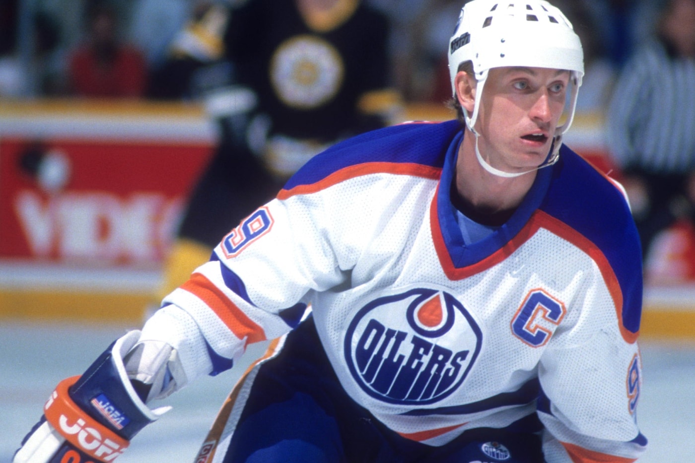 Wayne Gretzky Edmonton Oilers jersey that set $2.8M hockey memorabilia record
